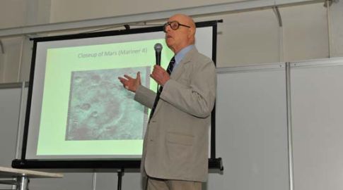 Ladislav E. Roth počas prednášky na TRD 2013