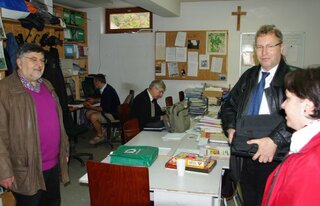 Kornek a Alfred v zborovni školy