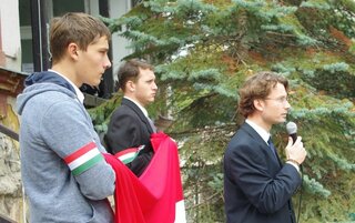 Riaditeľ školy George počas osláv