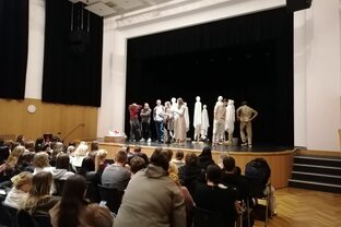 Zväčšiť fotografiu - Divadelné predstavenie tri gaštanové kone