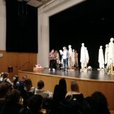 Dňa 27. 10. 2025 zavítali  žiaci našej školy do kultúrno-kreatívneho centra  Hviezda, kde si  pozreli dramatizáciu novely Margity Figuli ,,TRI GAŠTANOVÉ KONE" v podaní hercov Slovenského komorného divadla Martin.
Po umeleckom zážitku sa žiaci mohli zapojiť do kvízu, ktorý pre nich pripravili herci tohto divadla. Tiež mali možnosť vstúpiť do deja a zahrať sa na hercov.
Celá akcia sa skončila búrlivým potleskom. Ten patril nielen martinským hercom za ich výkony, ale aj našim žiakom za zvládnutie hereckého umenia.  Divadelné predstavenie Tri gaštanové kone