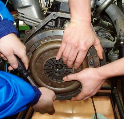 Autoopravár - mechanik