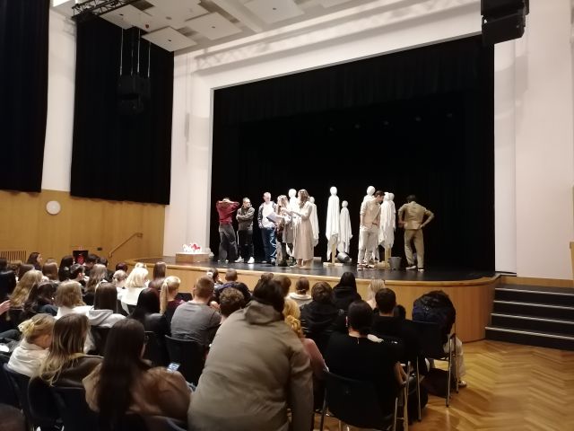 Divadelné predstavenie Tri gaštanové kone